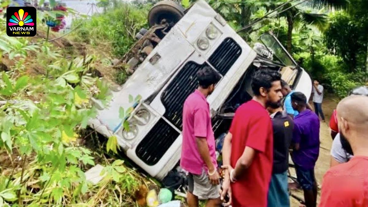பஸ் கவிழ்ந்து விபத்து – 42 பேர் காயம்