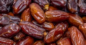 வத்தளையில் பல மில்லியன் ரூபா பெறுமதியான பேரீச்சம்பழங்கள் பறிமுதல்