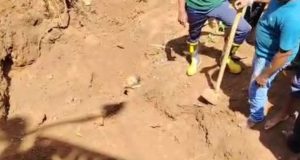 மண்மேடு சரிந்து வீழ்ந்ததில் மூவர் பலி