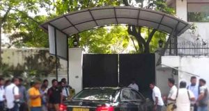 வீட்டிலிருந்து வௌியேறும் மகிந்தவை பார்க்க சென்ற அரசியல்வாதிகள்