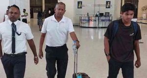 தந்தையின் மறைவையடுத்து நாடு திரும்பிய துனித்