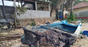 வல்வெட்டித்துறையில் தீக்கிரையான படகு