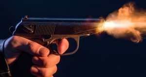 உத்தரவை மீறி சென்ற கார் மீது பொலிஸார் துப்பாக்கி பிரயோகம்