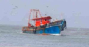 பலநாள் மீன்பிடிப் படகொன்று விபத்து