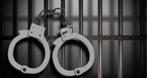 மதுவரித் திணைக்கள அதிகாரிகள் ஐவர் கைது