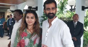 ஜீவன் தொண்டமான் மனைவியுடன் நாட்டை வந்தடைந்தார்