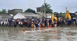 கால்வாயில் கார் வீழ்ந்ததில் ஒரே குடும்பத்தைச் சேர்ந்த மூவர் பலி