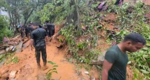 மண்சரிவில் சிக்குண்ட 5 இராணுவ வீரர்கள் உயிருடன் மீட்பு