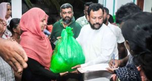 மன்னாரில் வெள்ள நிவாரணம் வழங்கிய ரிஷாட்