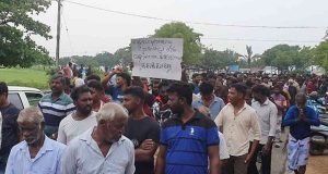 இந்திய இழுவைப் படகுகளைத் தடுக்கக் கோரி யாழில் மீனவர்கள் பாரிய போராட்டம்
