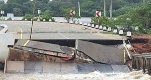 முல்லைத்தீவு நாயாறு பாலம் உடைப்பால் போக்குவரத்து முற்றாக பாதிப்பு