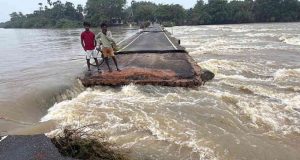 வட்டுவாகல் பாலம் இரு இடங்களில் உடைப்பெடுப்பு