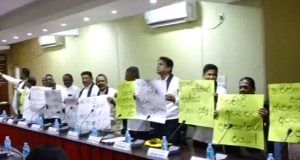 எதிர்க்கட்சியைப் பிரதிநிதித்துவப்படுத்தும் சில உறுப்பினர்கள் கறுப்புப் பட்டி அணிந்து போராட்டம்