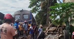 கரையோர ரயில் மார்க்கத்தில் விபத்து – மூவர் காயம்