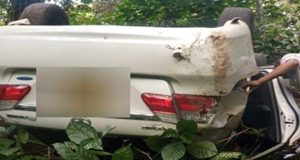 100 அடி பள்ளத்தில் கவிழ்ந்த கார் – மூவர் படுகாயம்