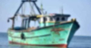 ஆழ்கடலில் அதிரடி வேட்டை – போதைப்பொருள் படகுடன் அறுவர் கைது