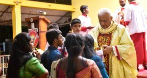 மன்னார் தூய செபஸ்தியார் பேராலயத்தில் உயிர்த்த ஞாயிறு நள்ளிரவுத் திருப்பலி