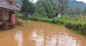 ஹட்டனில் 50 தோட்ட வீடுகள் நீரில் மூழ்கின