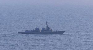 ஹோர்முஸ் நீரிணையில் ஈரானியக் கப்பலைத் தடுத்து நிறுத்திய அமெரிக்கப் போர்கப்பல்