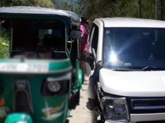 தலவாக்கலையில் கார் – முச்சக்கர வண்டி மோதி விபத்து – மூவர் படுகாயம்