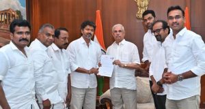 ஆளுநரிடம் ஆட்சியமைக்க உரிமை கோரிய விஜய்