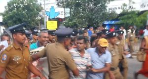 கோட்டை ரயில் நிலையத்திற்கு முன்னால் பதற்றம்