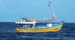 திருகோணமலை கடலில் மீனவப் படகு கவிழ்ந்து விபத்து
