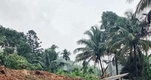 ஹட்டனில் வீடு ஒன்றின் மீது மண்மேடு சரிந்து வீழ்ந்ததில் நால்வர் மாயம்